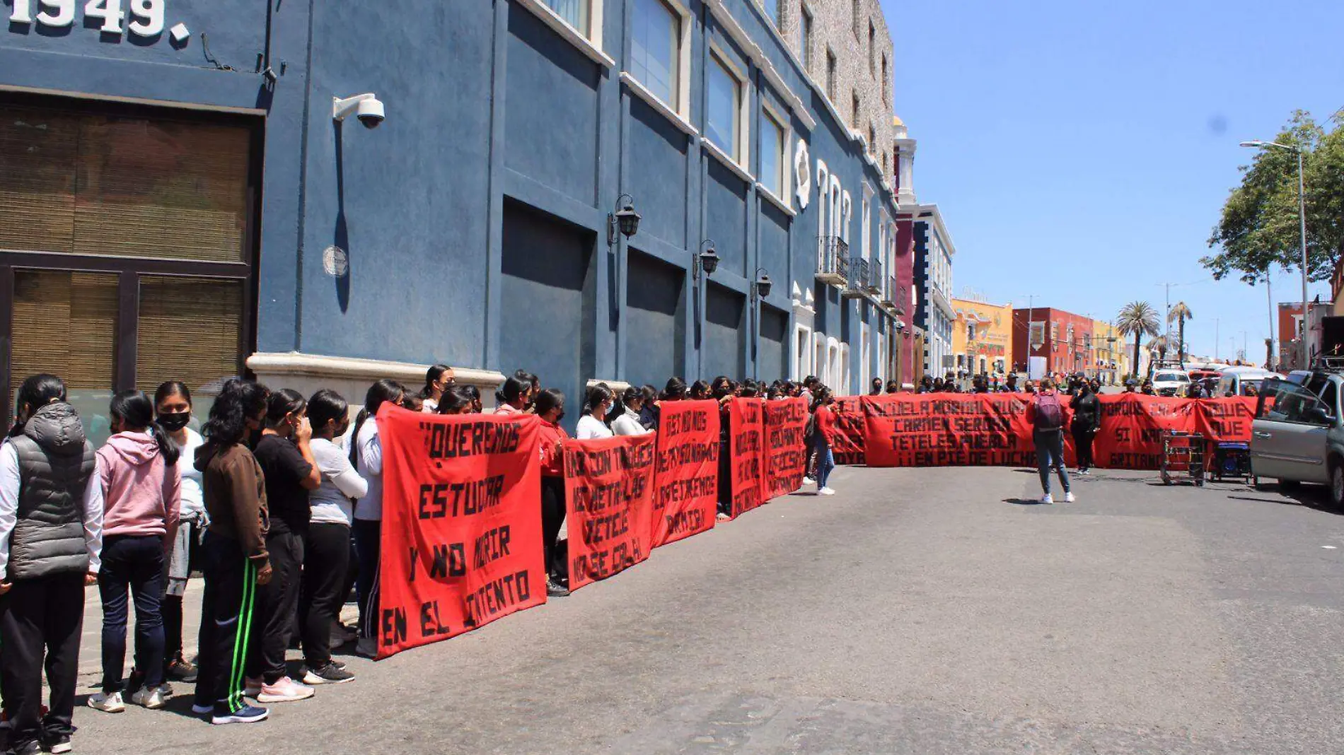 120 alumnos de la Escuela Normal Rural Carmen Serdán, se manifestaron en las inmediaciones de Casa Aguayo